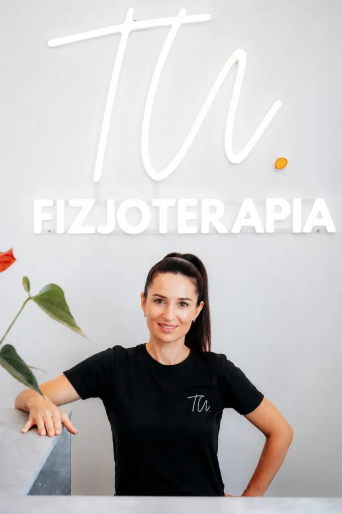 fizjoterapeutka na tle logo TU.fizjoterapia