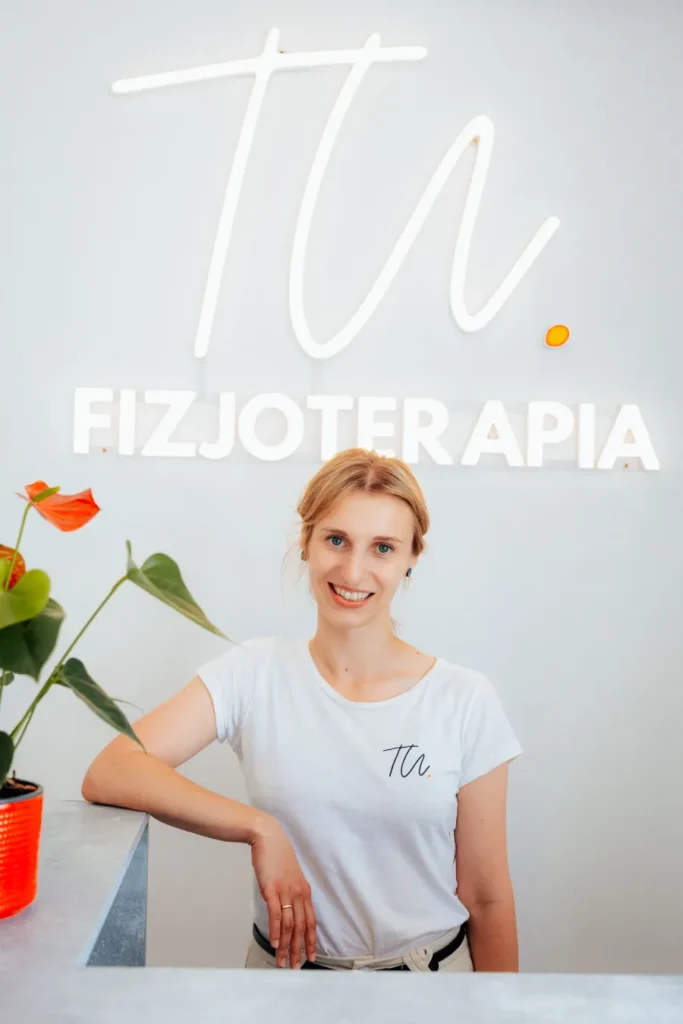 fizjoterapeutka na tle logo TU.fizjoterapia