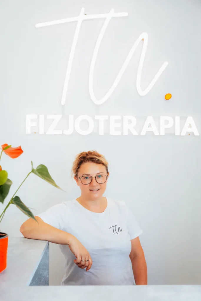 fizjoterapeutka na tle logo TU.fizjoterapia