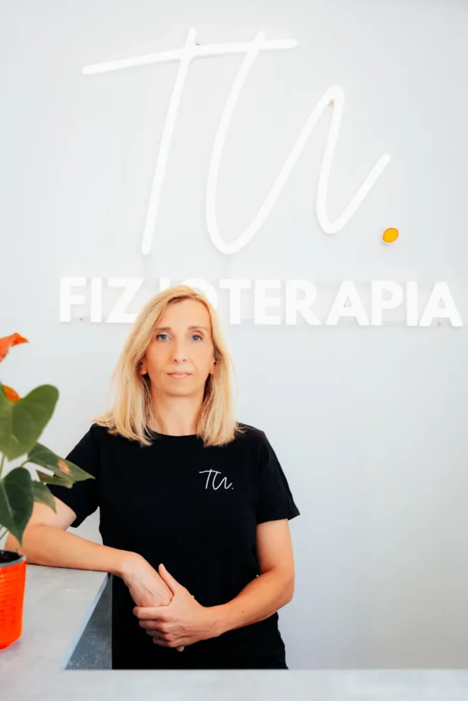 fizjoterapeutka na tle logo TU.fizjoterapia