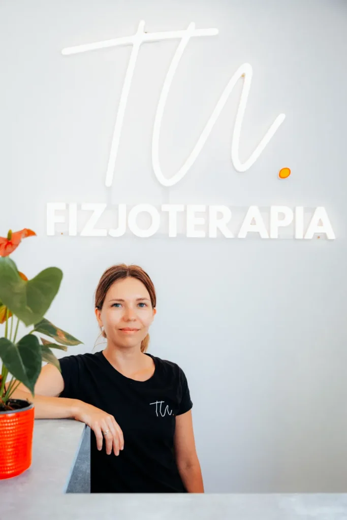 fizjoterapeutka na tle logo TU.fizjoterapia